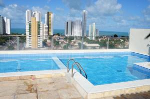 una piscina con vistas a la ciudad en Lindo flat sem custos adicionais, en Natal