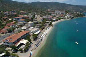 una vista aerea di una spiaggia con edifici e l'oceano di Sunset Hotel a Xiropigado