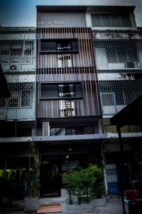 バンコクにあるイン ア ボックス ホステルの看板付きの建物