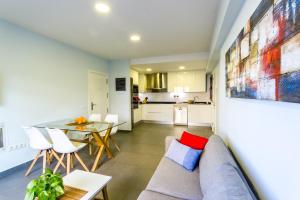 ein Wohnzimmer mit Sofa und Tisch in der Unterkunft Canteras Luxury Beach Apartments in Las Palmas de Gran Canaria