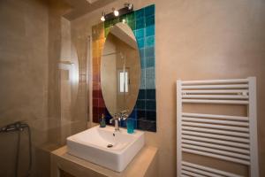 Kúpeľňa v ubytovaní 2 BEDROOM APARTMENT AT THE HISTORICAL CENTER, VIEW TO ACROPOLIS + 32 fotografií
