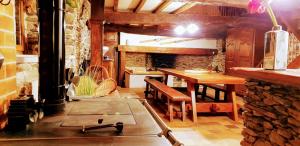 uma cozinha com um fogão e uma mesa em La Bergerie de Louvie em Louvie-Soubiron
