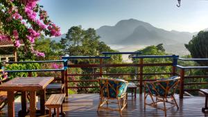 una terrazza con sedie e un tavolo con vista di Waldhaus - A Pousada do Remo a Peruíbe