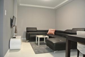 ジェロナ・グラにあるTwo-bedroom Apartmentのリビングルーム(黒い革張りのソファ、テーブル付)