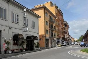 una calle en una ciudad con un edificio en Hotel La Torre, en Pisa