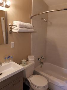 La salle de bains est pourvue de toilettes, d'un lavabo et d'une baignoire. dans l'établissement Beverly Lodge, à South Lake Tahoe