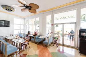 un comedor con gente sentada en las mesas de un restaurante en Majestic Hotel South Beach, Trademark Collection by Wyndham, en Miami Beach