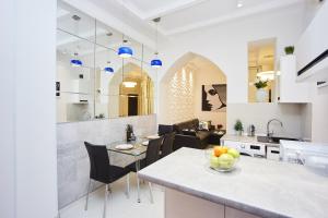 Кухня или мини-кухня в Arkadia Palace Luxury Apartments
