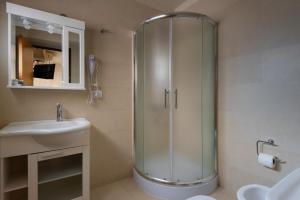 Ένα μπάνιο στο Hotel Victoria +98 φωτογραφίες