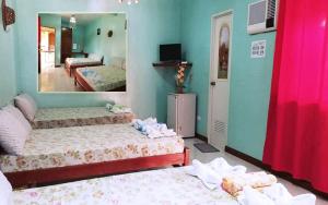 Giường trong phòng chung tại Boracay Actopia Resort