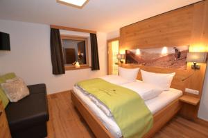Ein Bett oder Betten in einem Zimmer der Unterkunft Three-Bedroom Apartment in Kaltenbach I
