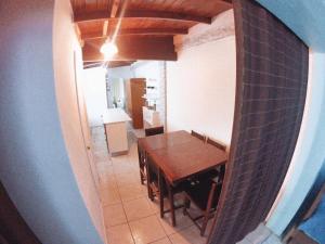 a dining room and kitchen with a table in a room at Cabaña Pichidangui in Pichidangui