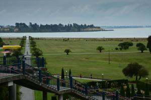 un puente sobre un parque con vistas al agua en The Ocean Breeze CBD, en Timaru