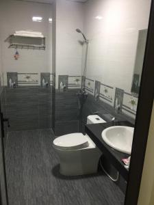 a bathroom with a toilet and a sink at Ngọc Anh Hotel in Ha Long