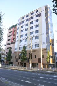 ein großes Gebäude an der Straßenseite in der Unterkunft Hotel Musashino no Mori in Fuchu