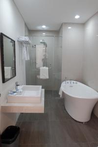 Koupelna v ubytování M Hotel Sorong