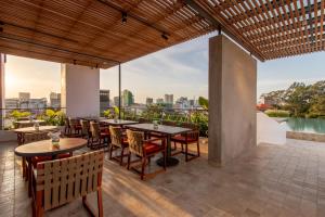 Bazén v ubytování Penh House Hotel nebo v jeho okolí