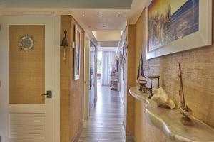 - un couloir avec une porte et un lavabo dans une maison dans l'établissement Juan Dolio Costa del Sol, à Juan Dolio