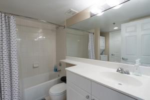 A bathroom at Luxury Apartments by Courthouse Metro