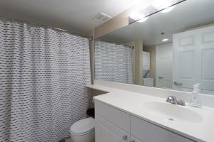 A bathroom at Luxury Apartments by Courthouse Metro