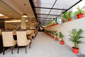 Calux Grand Baga - Formerly Amara Grand餐厅或其他用餐的地方