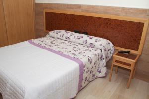 a bedroom with a bed and a nightstand next to a bed sidx sidx sidx at Domus Viatoris in Sahagún