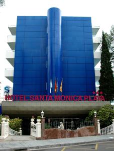 un edificio azul con un hotel santa monica plaza en Santa Monica Playa en Salou