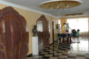 a living room with a piano and a checkered floor at Santa Monica Playa in Salou