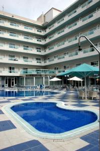 un gran edificio de apartamentos con una gran piscina en Santa Monica Playa, en Salou