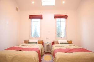 Säng eller sängar i ett rum på Pine house in nemu Iseshima