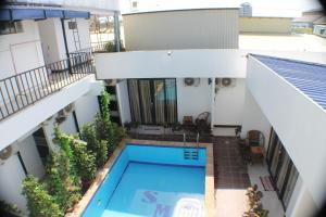 an overhead view of a building with a swimming pool at Sofinny Motel in Sihanoukville