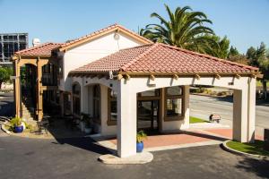 un bâtiment avec un kiosque dans une rue dans l'établissement SureStay Plus by Best Western Santa Clara Silicon Valley, à Santa Clara