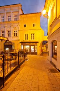 una calle en una ciudad con un edificio amarillo en (Ne)vinná kavárna, en Mikulov