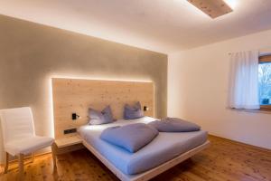 Кровать или кровати в номере Residence-Garni Haus Tschenett