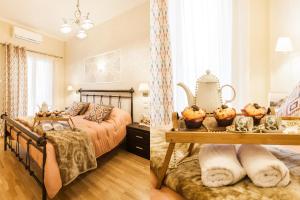 Tempat tidur dalam kamar di Modern Antique Private rooms near to Acropolis Museum and metro station