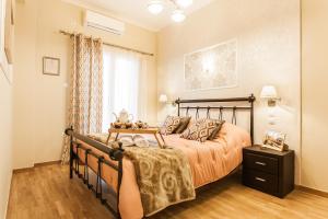 Modern Antique Private rooms near to Acropolis Museum and metro station 객실 침대