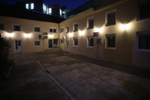 an empty parking lot in front of a building at night at HOME APARTMANI I SOBE in Osijek