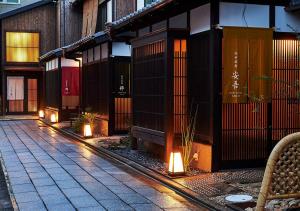 un edificio con luces en el lateral de una calle en Inari Ohan en Kyoto