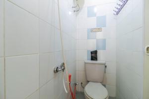 Ванная комната в RedDoorz @ Tanjung Duren