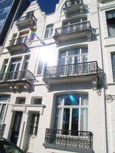 - un bâtiment blanc avec des balcons sur le côté dans l'établissement Leopold5 Luxe-Design Apartment, à Ostende