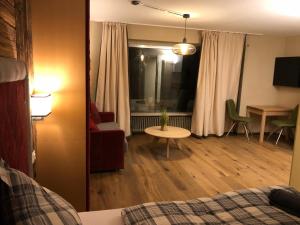 Pokój z łóżkiem i stołem oraz salonem w obiekcie Kitzbühel City 1 w mieście Kitzbühel