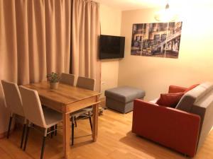 ein Wohnzimmer mit einem Esstisch und einem Sofa in der Unterkunft Kitzbühel City 2 in Kitzbühel
