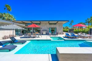 Piscina de la sau aproape de Best in Palm Springs • Featured in Dwell • 5 Bedrooms & All En Suite Baths