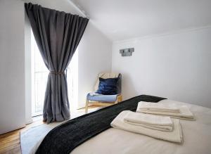 Postel nebo postele na pokoji v ubytování Alfama Historical Apartment 3 BR Duplex