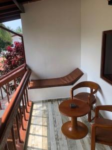 um quarto com uma mesa, uma cadeira e uma televisão em Ypsylon Tourist Resort em Beruwala