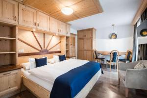 a bedroom with a large bed and a table at Residence Ciasa Giardun in La Villa
