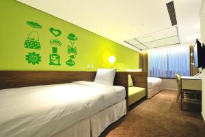 Postel nebo postele na pokoji v ubytování Green World Hotel - Zhonghua