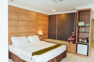 A bed or beds in a room at Hotel Sfera