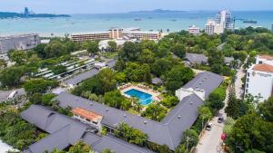 een luchtzicht op een stad met een gebouw bij Sunshine Garden Resort in Noord Pattaya