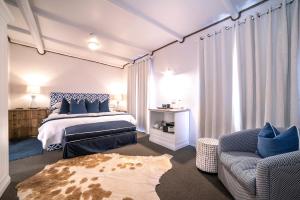 1 dormitorio con 1 cama y 1 sofá en Indigo by The Oyster Collection, en Kenton on Sea